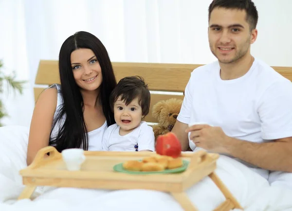 Familia desayunando en la cama en casa —  Fotos de Stock