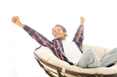 şık adam rahat bir sandalye germe