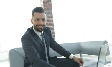 modern insan ofis lobisinde laptop çalışma.