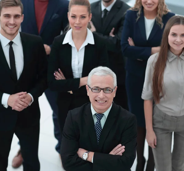 Blick von oben. Gruppe lächelnder Geschäftsleute blickt in die Kamera. — Stockfoto