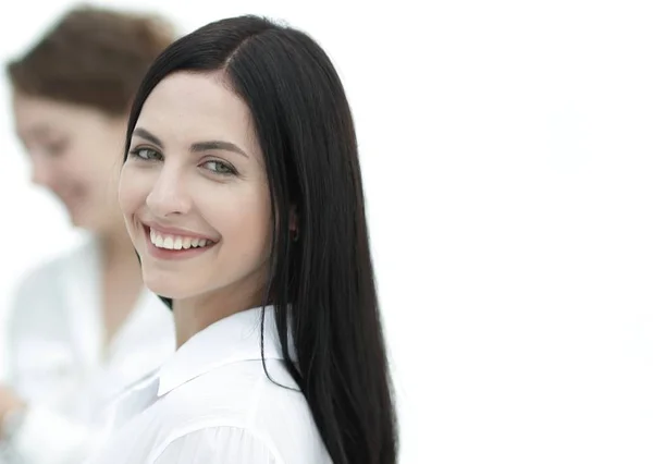 Close-up de uma bela mulher gerente e colegas de trabalho no escritório — Fotografia de Stock