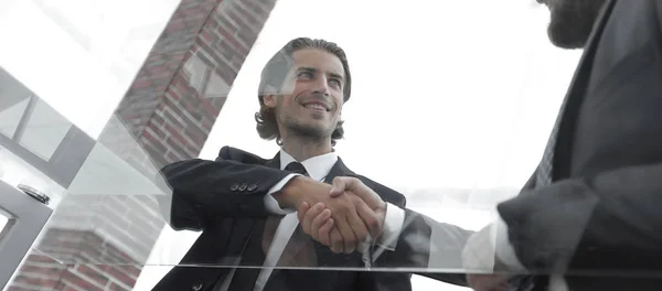 下のビュー。ビジネス パートナーの自信を持って握手 — ストック写真