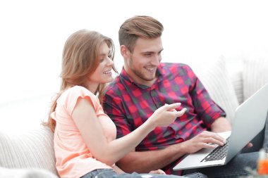 genç kadın sevgilisi gösterilen fotoğraf üstünde laptop.