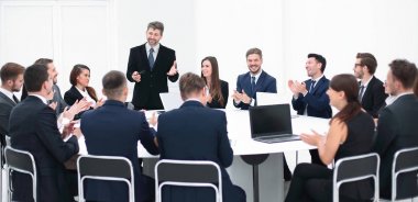 İş adamı müzakerelerde bir öneri üzerine konuşuyor.