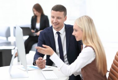 İş yerinde bir meslektaşı ile konuşurken Yöneticisi