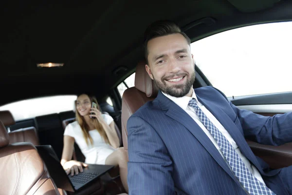 Attractive elegant serious man drives good car — Stock Photo, Image