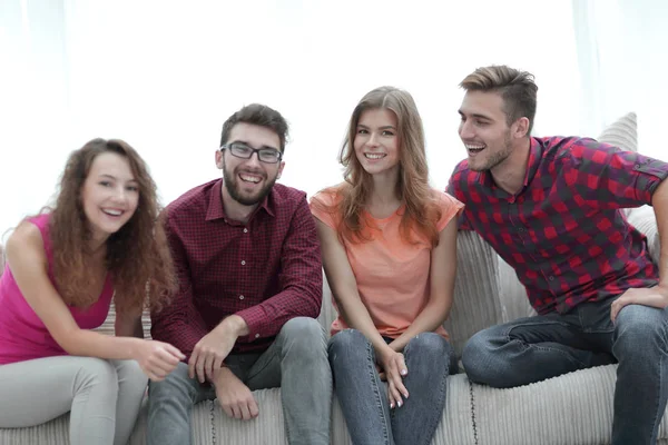 Grupp glada ungdomar som sitter i soffan. — Stockfoto