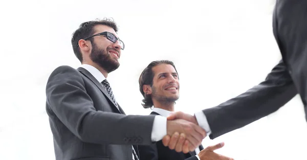 Обрезанный имидж деловых людей, пожимающих руки — стоковое фото