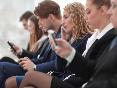 bir iş toplantısında oturan arkadaşları closeup.