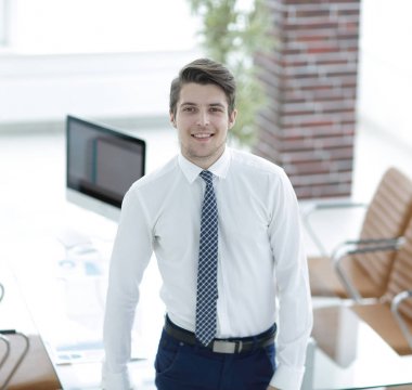 Kendine güvenen genç işadamı office arka plan üzerinde