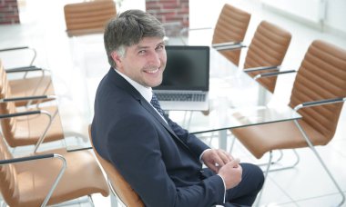 gülümseyen Yöneticisi Toplantı salonunun içinde çalışma masası, oturma.