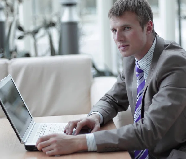 Jonge werknemer computerscherm kijken tijdens de werkdag — Stockfoto