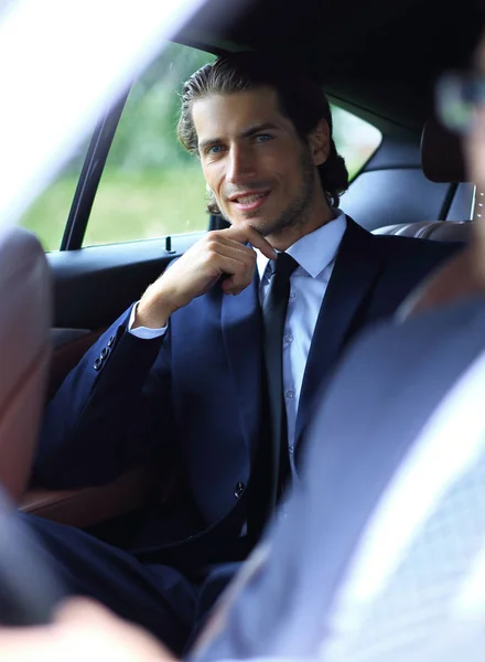 Бизнесмен сидит в своей машине . — стоковое фото