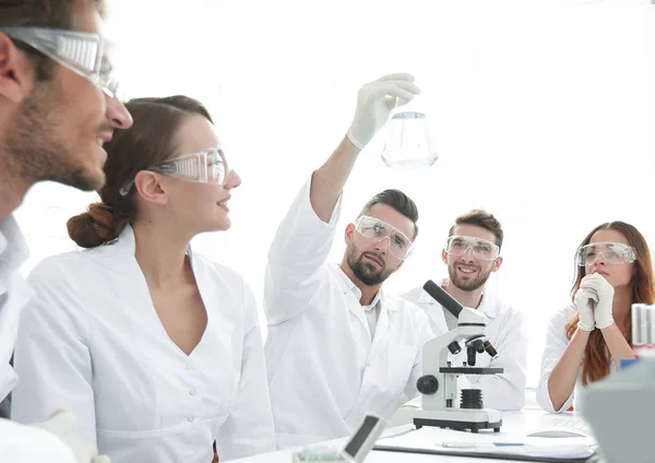 Группа молодых работников работает в биохимической лаборатории , — стоковое фото