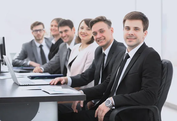 Gerente de projeto e equipe profissional de negócios sentados na mesa — Fotografia de Stock