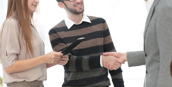 Handshake Manager e dipendente in ufficio — Foto Stock