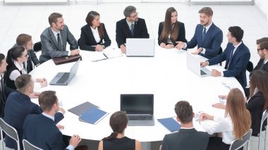 Toplantı odasında iş ortaklarıyla buluşacağım..