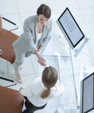 Yukarıdan manzara. İş kadını çalışanlarla el sıkışıyor.