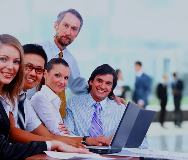 Reunión de negocios - Gerente discutiendo el trabajo con sus colegas . — Foto de Stock