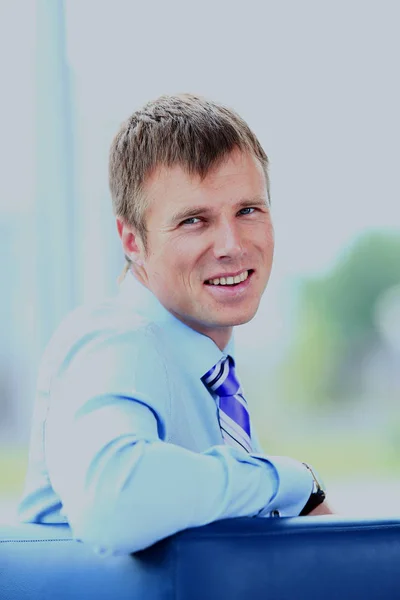 Portrait de jeune homme d'affaires souriant au bureau . — Photo