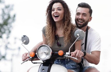 Bir şehirde güneşli bir günde sürme çekici çift