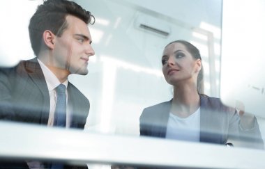 bilgisayar ekranına bakarak iş concept.colleagues