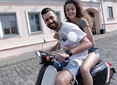 Genç çift bir scooter sürme ve having fun