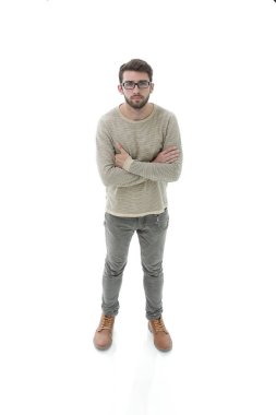 ciddi bir genç adam portresi. Fotoğrafta tam uzunlukta