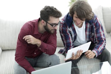 iki creative web tasarımcıları bir tablet ve bir dizüstü bilgisayar ile çalışma.