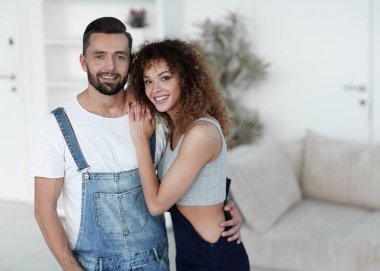 Yeni bir evde duran mutlu genç insanlar