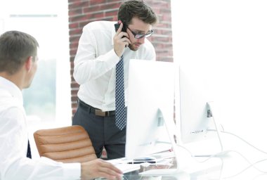 kızgın işadamı Smartphone'da konuşuyor