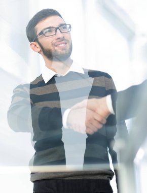 glass.handshake iş adamları arkasından