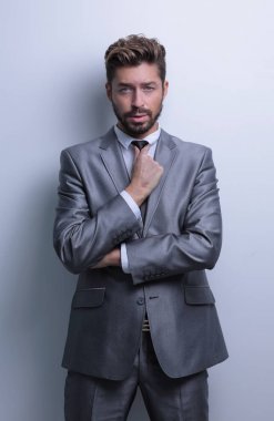 Çapraz kollarla poz veren genç iş adamı.
