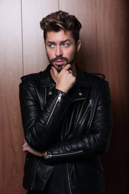 Deri ceketli adam modası, ahşap arka plan