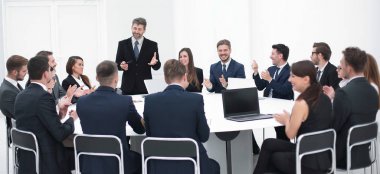 İş adamı müzakerelerde bir öneri üzerine konuşuyor.