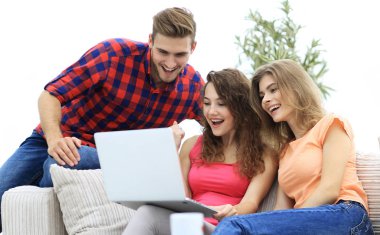 Öğrenciler dizüstü bilgisayardaki en sevdiğiniz videoyu inceliyor.