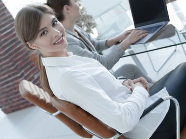 bir masanın arkasında oturan Ofis çalışanları.