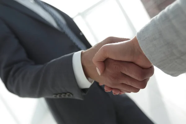 Vzrušený usmívající se podnikatel metoda handshaking partnera na zasedání, — Stock fotografie