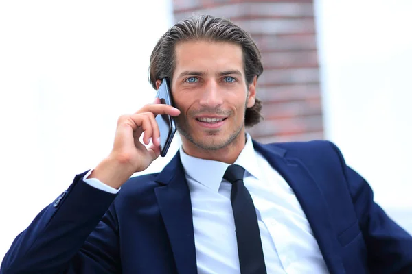 Üzletember beszél okostelefonon. — Stock Fotó