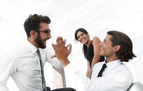 Geschäftskollegen geben sich gegenseitig die hohe Fünf. — Stockfoto