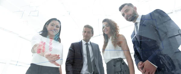 Uitvoerend vrouw praten met haar business team — Stockfoto