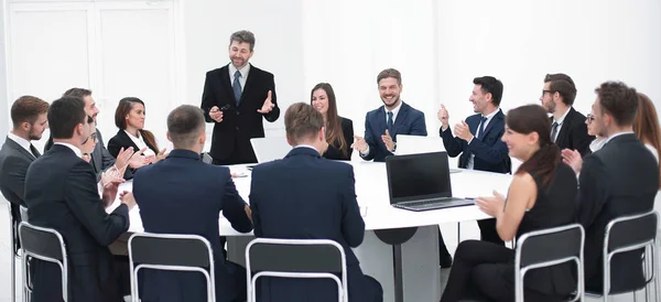 Empresario hablando de una propuesta en las negociaciones. — Foto de Stock