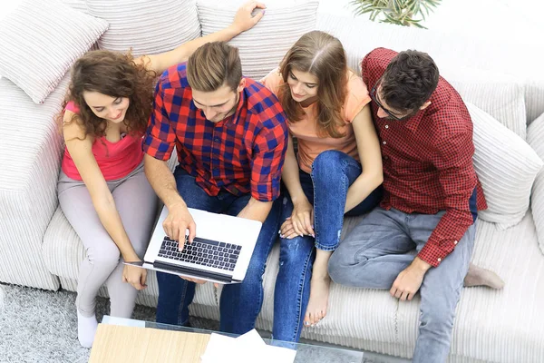 Dizüstü bilgisayarı olan bir grup arkadaş videoyu tartışıyorlar.
