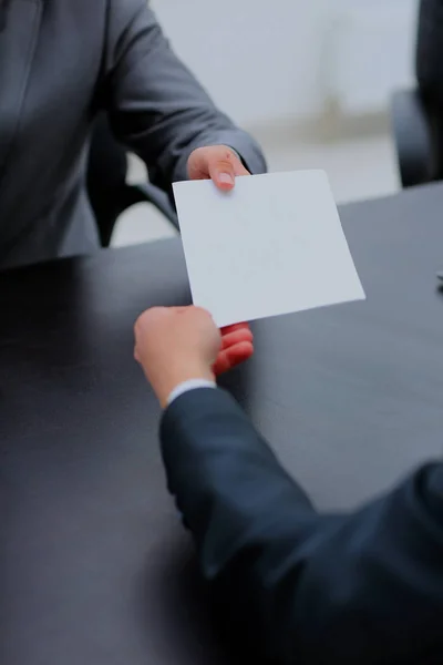 Empresario dando papel a su colega en el cargo . — Foto de Stock