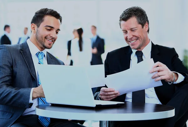 Hombres de negocios discutiendo juntos en una oficina . — Foto de Stock