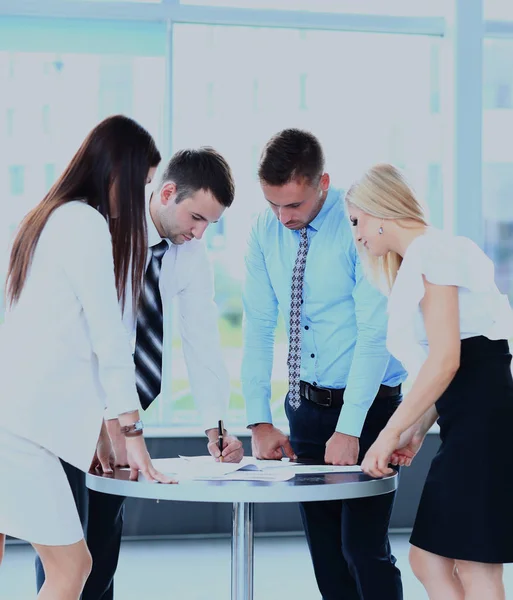 Zakelijke bijeenkomst - manager werk met zijn collega's bespreken. — Stockfoto