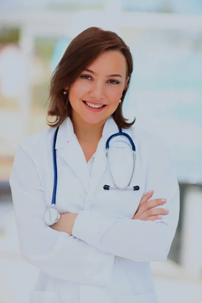 Médico médico mulher médico sobre fundo clínica azul. — Fotografia de Stock