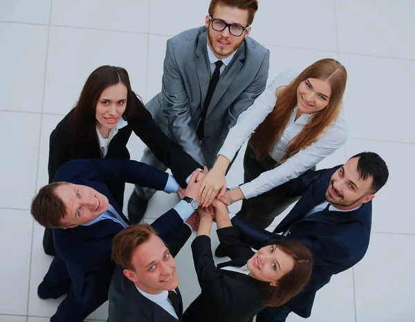 Visão superior dos empresários com as mãos juntas em um círculo . — Fotografia de Stock
