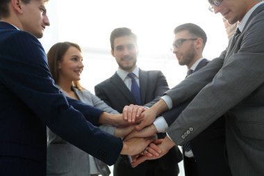 Arkadaş grubu grup yığını, ekip çalışması eller