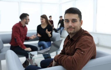 İşletme takımının arka planında çalışan